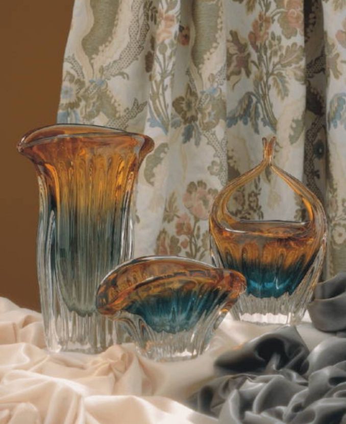 Vazos, išformuotos stiklo pūtiku, spalvų kombinacijos išgautos gamybos proceso metu lipdant skirtingų spalvų stiklo mases