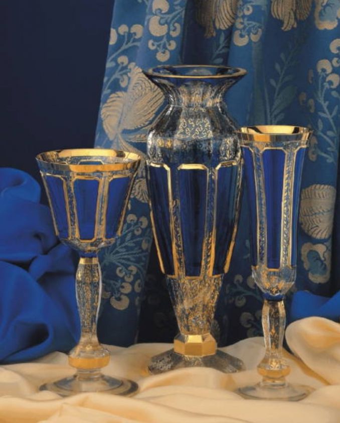 Vieni brangiausių Egermann gaminių pagaminti iš kelių specialiai išpjaustytų stiklo sluoksnių, rankomis dekoruoti tikru auksu