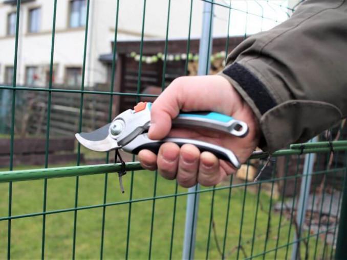 Geriausia turėti kokybišką įrankį, kuris atidirbs ilgam. Nuotraukoje „Gardena“ sekatorius