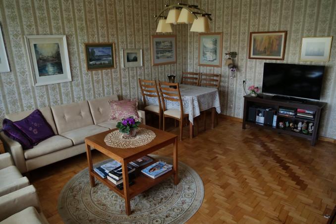 Butas prieš papuošiant Kalėdų tematika