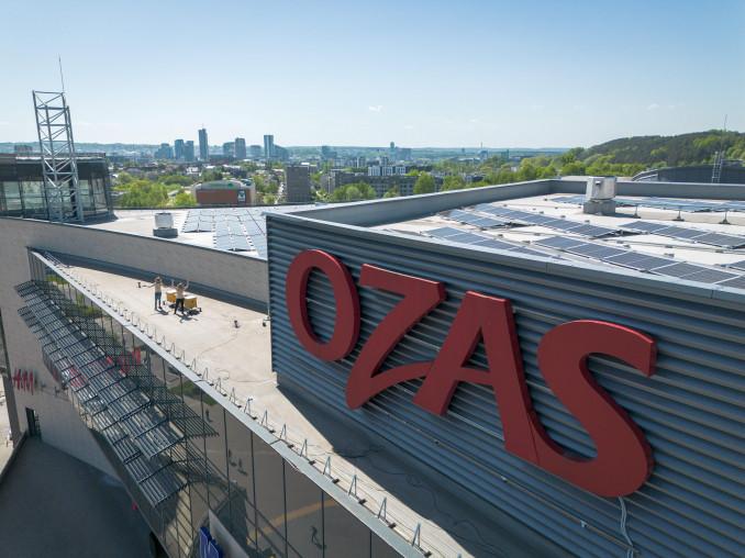 Saulės elektrinė ir aviliai ant prekybos centro stogo