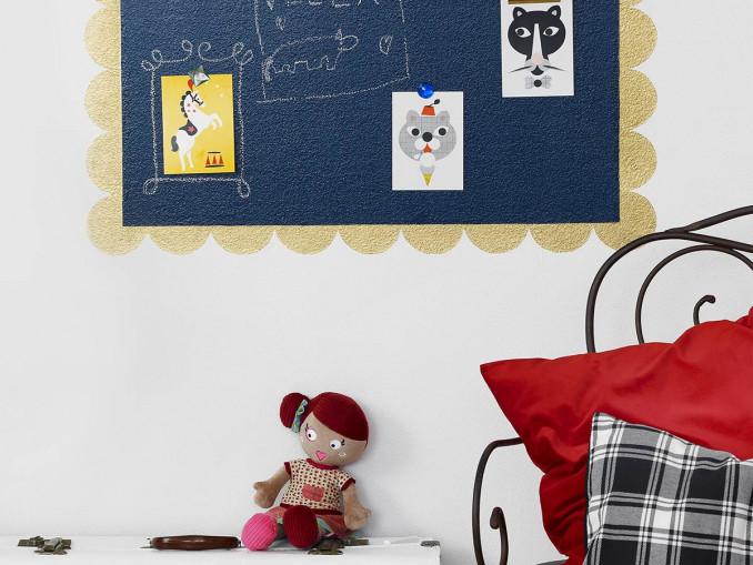 Skelbimų lenta nudažyta rašyti ir piešti kreida leidžiančiais dažais „Liitu“ (spalva „Denim“ (N429) ir padengta magnetiniais dažais „Magnetic“