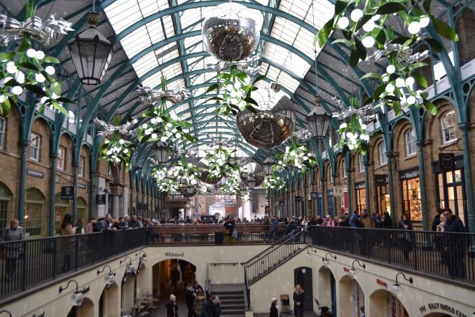 Simbolinėmis augalo amalo šakelėmis dekoruoti Covent Garden'o šviestuvai.