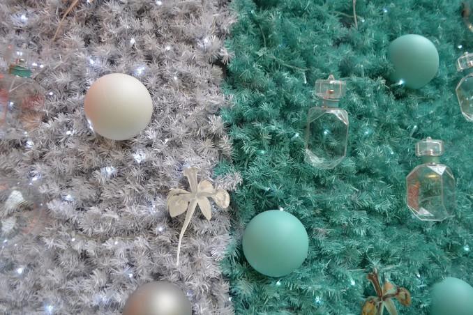 Ši eglė dekoruota žydromis tiffany atspalvio dekoracijomis.