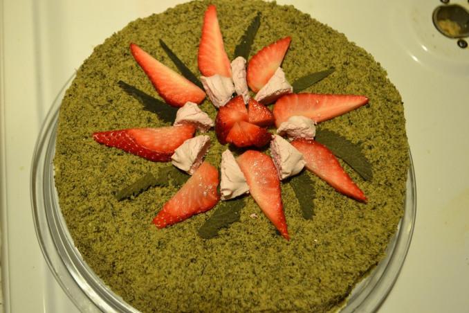 Tortas, papuoštas zefyrų gabaliukais ir braškėmis.