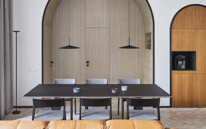 92 m² buto interjeras: architektūrinė arkos forma tapo išskirtiniu buto elementu